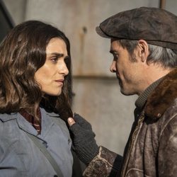 Hugo y Julia, muy preocupados en el 1x02 de 'La valla'
