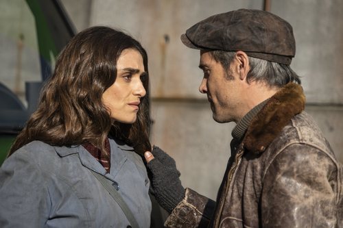 Hugo y Julia, muy preocupados en el 1x02 de 'La valla'
