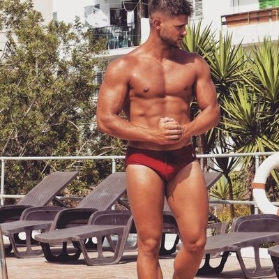 Ismael Nicolás ('La isla de las tentaciones') posa sensual con un bañador rojo