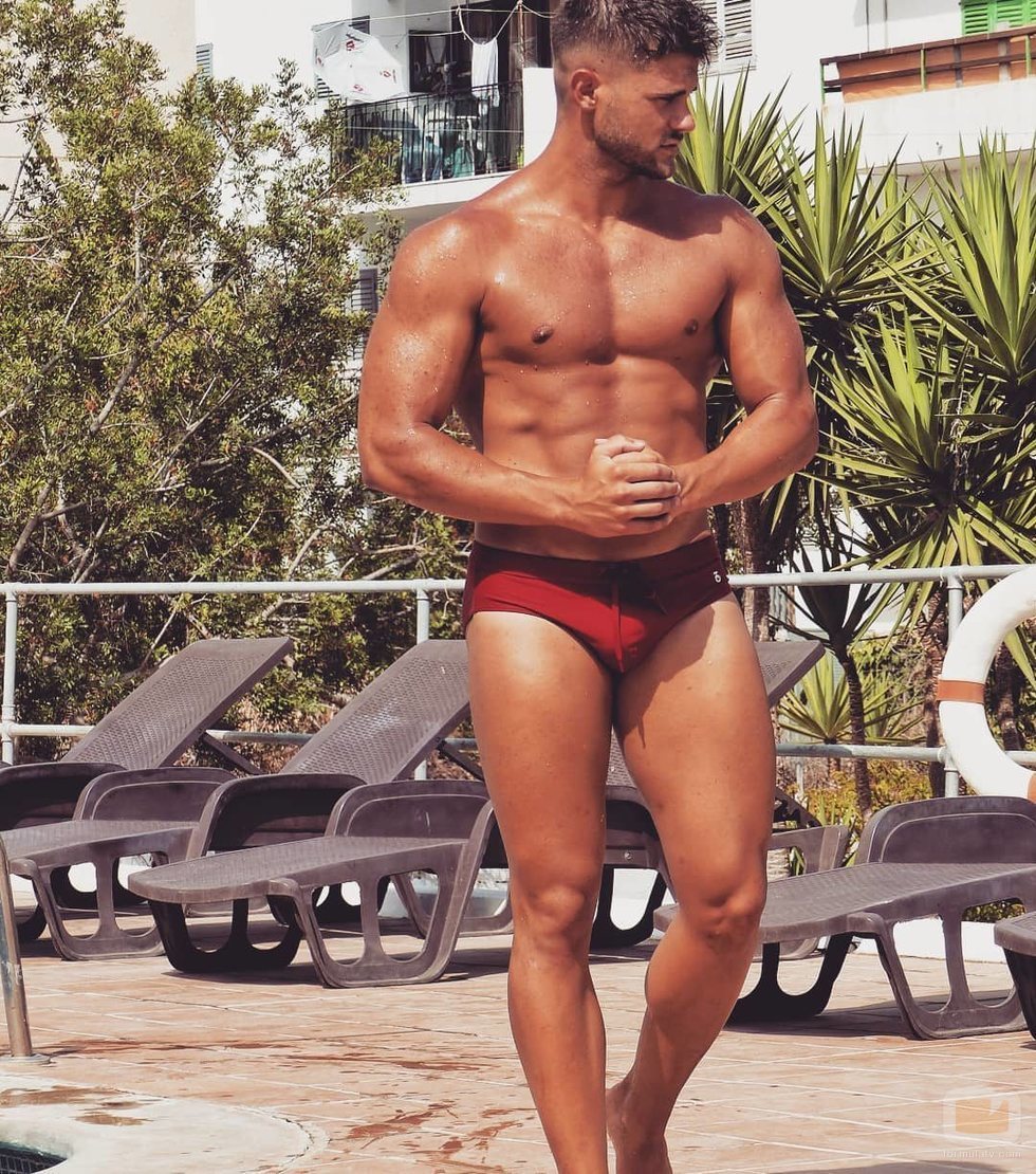 Ismael Nicolás ('La isla de las tentaciones') posa sensual con un bañador rojo