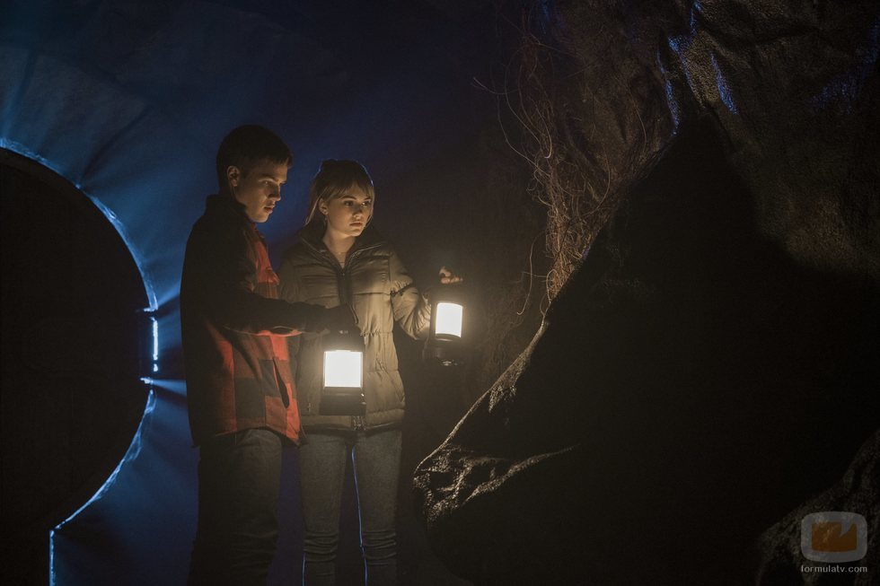 Tyler y Kinsey investigan una gruta en 'Locke & Key'