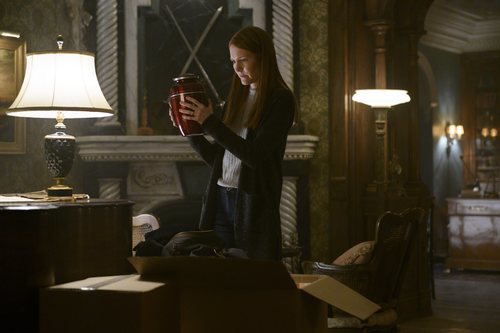 Nina sostiene las cenizas de su marido en 'Locke & Key'