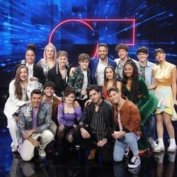 Roberto Leal posa junto con los concursantes en la Gala 3 de 'OT 2020'