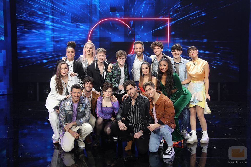 Roberto Leal posa junto con los concursantes en la Gala 3 de 'OT 2020'