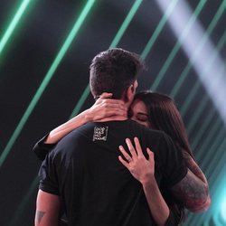 Abrazo entre Estela Grande y Diego Matamoros en la Gala 4 de 'El tiempo del descuento'