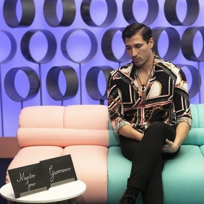 Gianmarco Onestini a punto de abrir la carta de Adara Molinero en la Gala 4 de 'El tiempo del descuento'