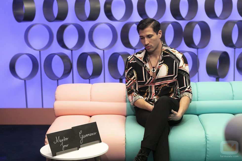 Gianmarco Onestini a punto de abrir la carta de Adara Molinero en la Gala 4 de 'El tiempo del descuento'