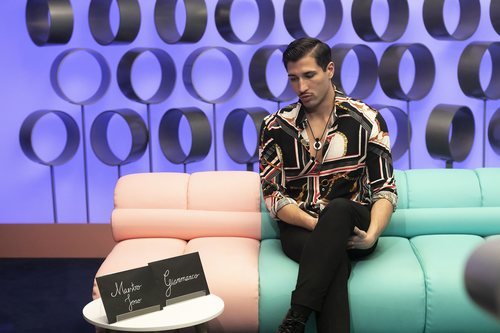 Gianmarco Onestini a punto de abrir la carta de Adara Molinero en la Gala 4 de 'El tiempo del descuento'