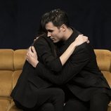 Estela Grande y Kiko Jiménez se abrazan en la Gala 4 de 'El tiempo del descuento'