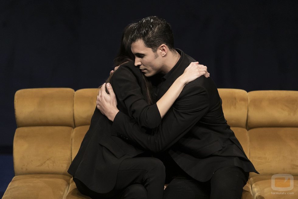 Estela Grande y Kiko Jiménez se abrazan en la Gala 4 de 'El tiempo del descuento'