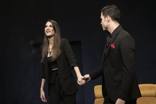 Estela Grande y Kiko Jiménez cogidos de la mano en la Gala 4 de 'El tiempo del descuento'