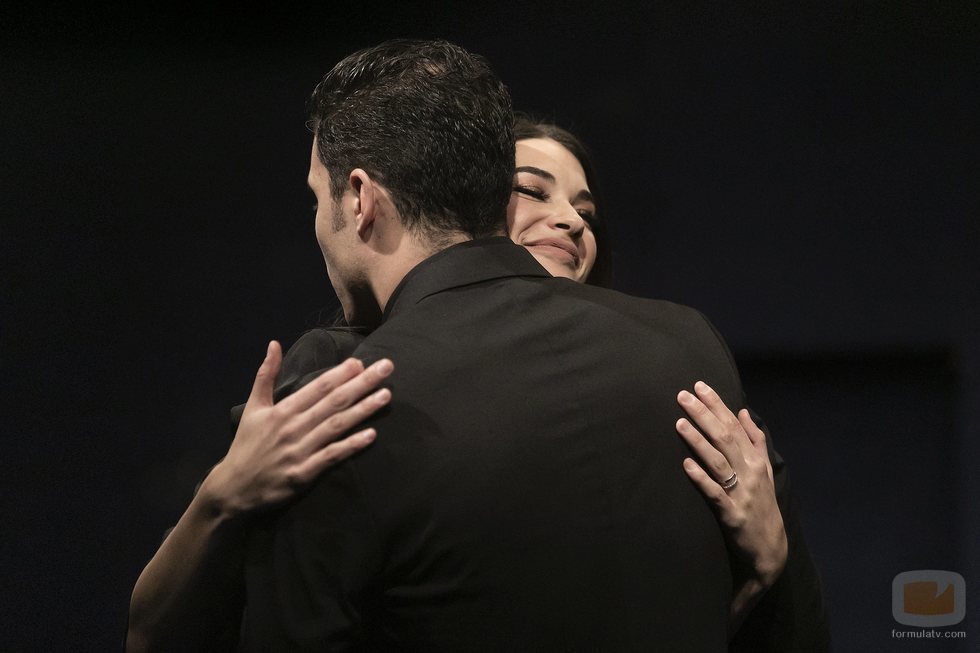 Estela Grande y Kiko Jiménez muy unidos en la Gala 4 de 'El tiempo del descuento'