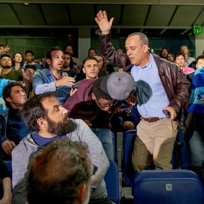 Jesús (Javier Gutiérrez) da una colleja a Yusuf (Yannick Nguenkam) en la tercera temporada de 'Vergüenza'