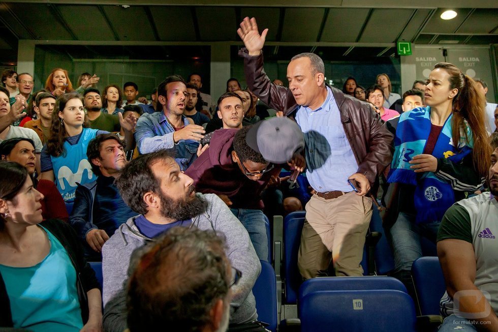 Jesús (Javier Gutiérrez) da una colleja a Yusuf (Yannick Nguenkam) en la tercera temporada de 'Vergüenza'