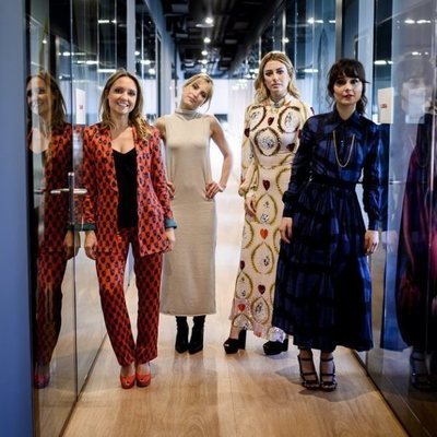 Teresa Fernández-Valdés y las protagonistas de 'Las chicas del cable'