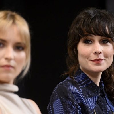 Ana Fernández y Nadia de Santiago en la presentación de 'Las chicas del cable 5'