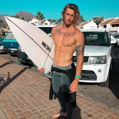 Lewis, soltero de 'La isla de las tentaciones', posa muy sexy sin camiseta