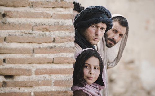 Toni y Jero investigan el bombardeo de Estados Unidos en el 20x16 de 'Cuéntame cómo pasó'