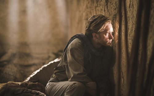 Toni observa qué ocurre en el exterior en el 20x16 de 'Cuéntame cómo pasó'