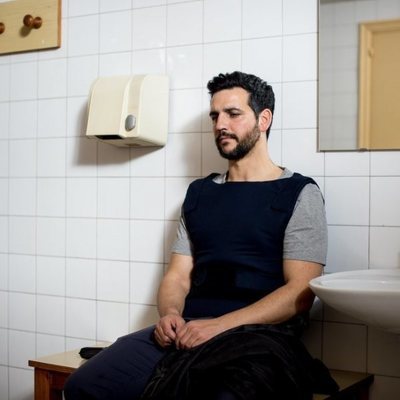 Fran Perea, sentado en el baño en 'Kosta'