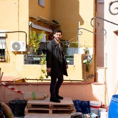 Fran Perea en un patio en 'Kosta'
