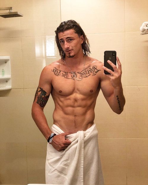 Lewis, soltero de 'La isla de las tentaciones', luce abdominales