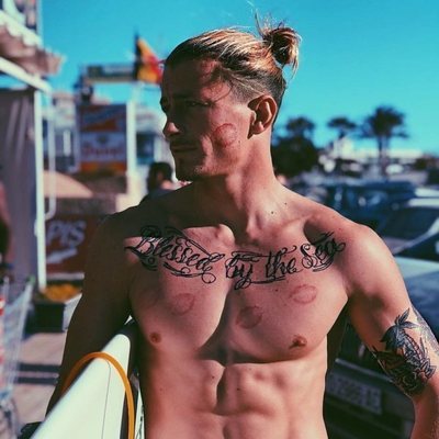 Lewis, soltero de 'La isla de las tentaciones', posa sin camiseta muy sexy