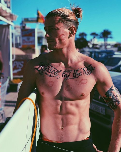 Lewis, soltero de 'La isla de las tentaciones', posa sin camiseta muy sexy