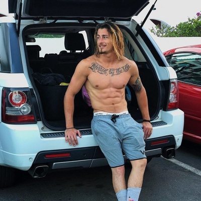 Lewis de 'La isla de las tentaciones', semidesnudo sentado en el maletero de un coche