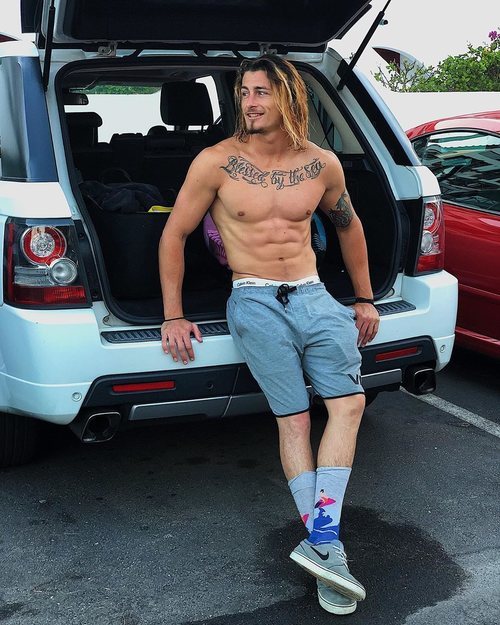 Lewis de 'La isla de las tentaciones', semidesnudo sentado en el maletero de un coche