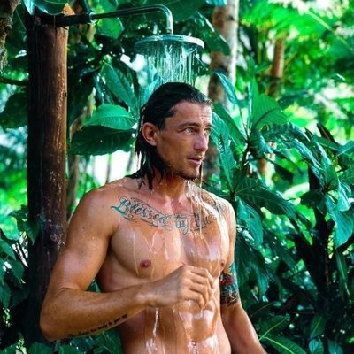 Lewis de 'La isla de las tentaciones', muy sexy bajo la ducha