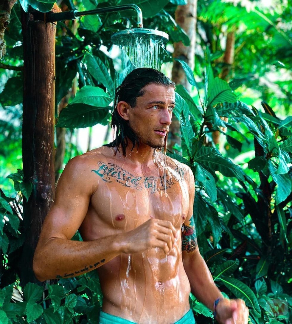 Lewis de 'La isla de las tentaciones', muy sexy bajo la ducha