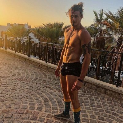 Lewis, surfero de 'La isla de las tentaciones', sin camiseta al atardecer