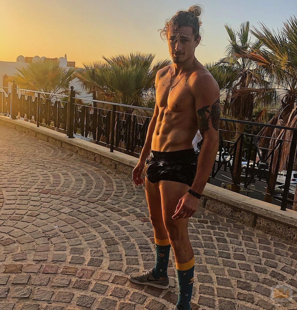 Lewis, surfero de 'La isla de las tentaciones', sin camiseta al atardecer
