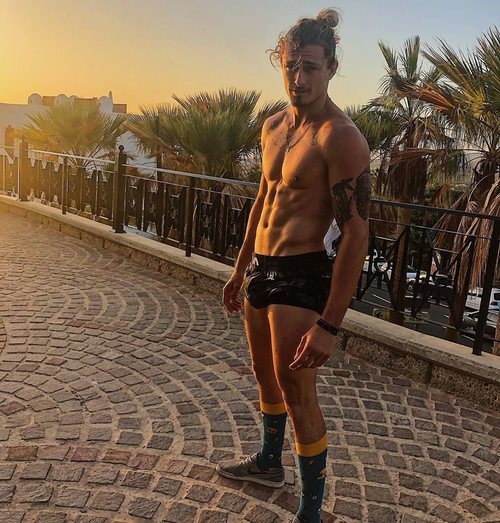 Lewis, surfero de 'La isla de las tentaciones', sin camiseta al atardecer