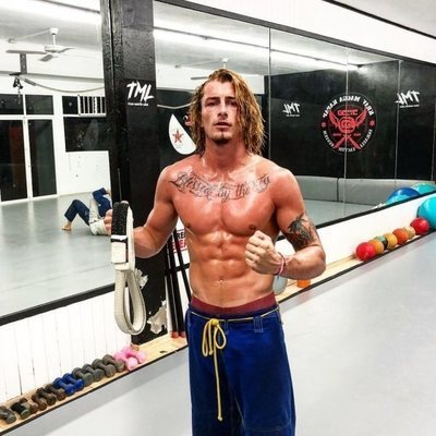 Lewis de 'La isla de las tentaciones', en el gimnasio semidesnudo