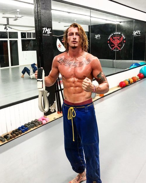 Lewis de 'La isla de las tentaciones', en el gimnasio semidesnudo