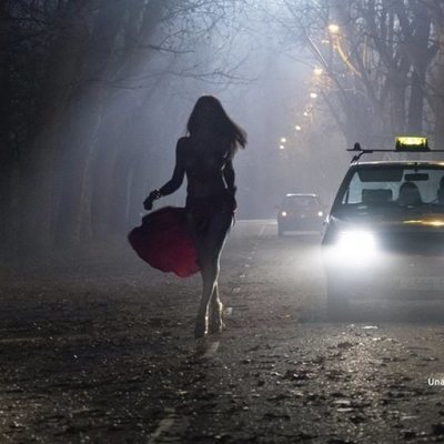 Cristina Ortiz recorre las calles en 'Veneno'