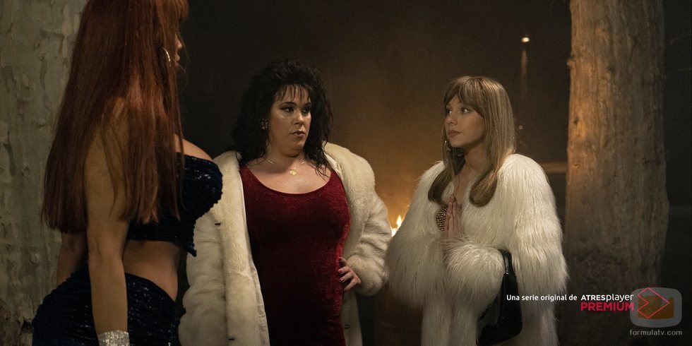 Daniela Santiago, Desy Rodríguez y Ester Expósito en 'Veneno'