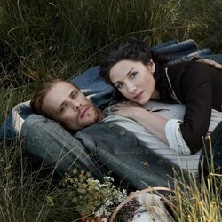 Sam Heughan y Caitriona Balfe, tumbados en la naturaleza, en la quinta temporada de 'Outlander'