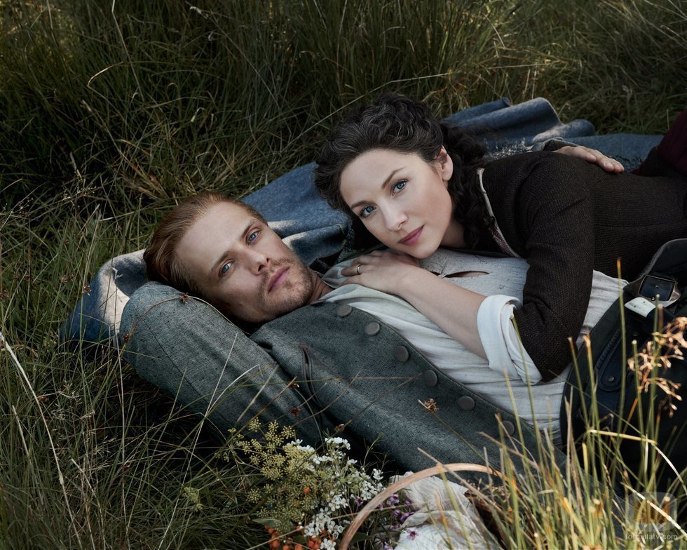 Sam Heughan y Caitriona Balfe, tumbados en la naturaleza, en la quinta temporada de 'Outlander'