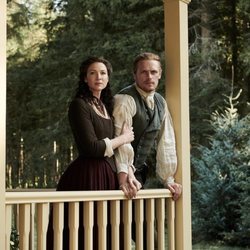 Sam Heughan y Caitriona Balfe, en el porche de una casa, en la quinta temporada de 'Outlander'