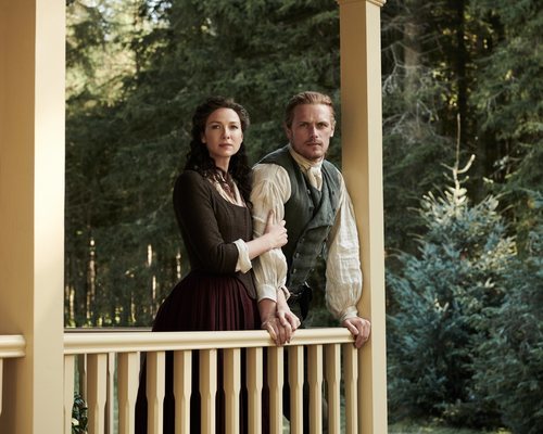Sam Heughan y Caitriona Balfe, en el porche de una casa, en la quinta temporada de 'Outlander'