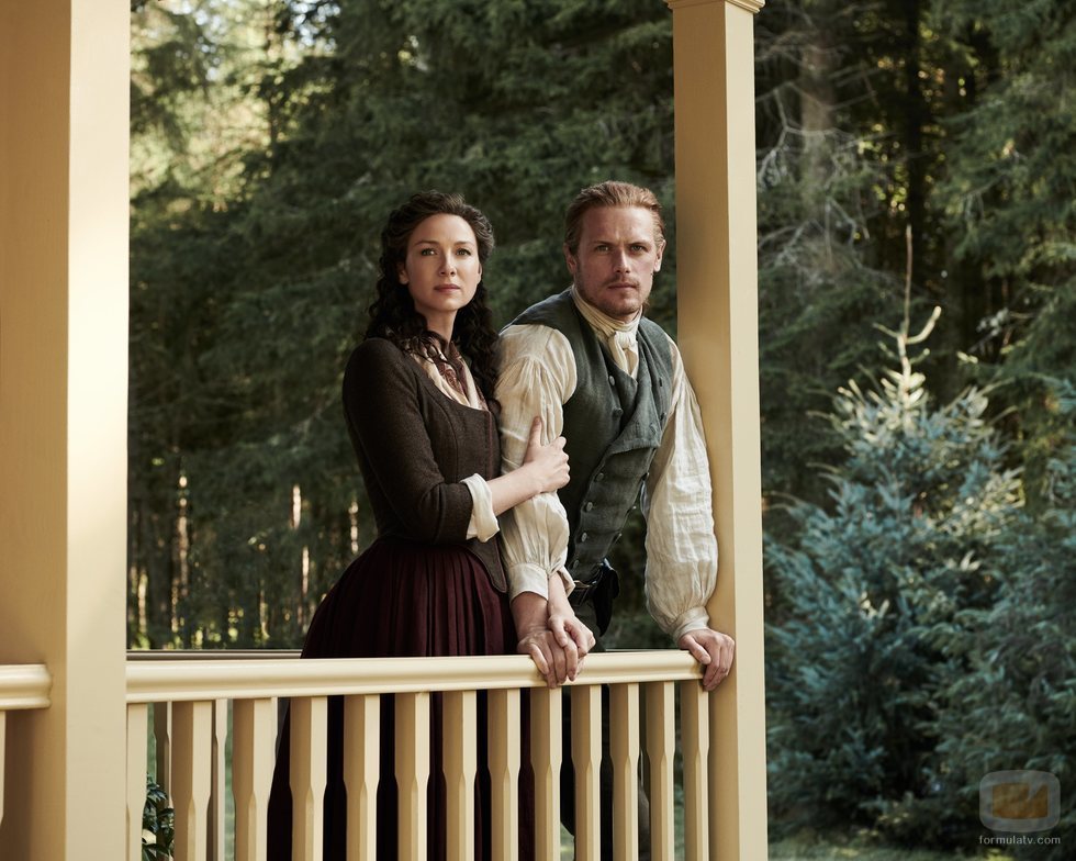 Sam Heughan y Caitriona Balfe, en el porche de una casa, en la quinta temporada de 'Outlander'