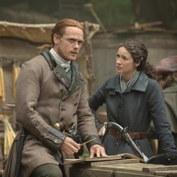 Sam Heughan y Caitriona Balfe, en el mercado, en la quinta temporada de 'Outlander'