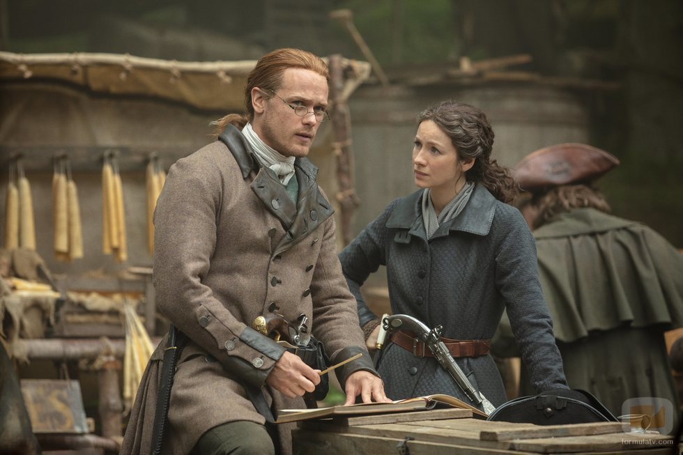 Sam Heughan y Caitriona Balfe, en el mercado, en la quinta temporada de 'Outlander'