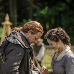 Jaime y Claire Fraser con su gato Adso, en la quinta temporada de 'Outlander'