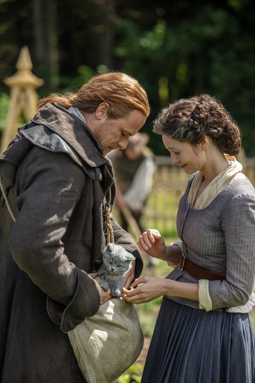 Jaime y Claire Fraser con su gato Adso, en la quinta temporada de 'Outlander'