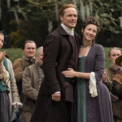 Jaime y Claire Fraser durante la boda de Brianna en la quinta temporada de 'Outlander'