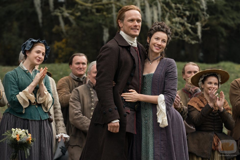 Jaime y Claire Fraser durante la boda de Brianna en la quinta temporada de 'Outlander'